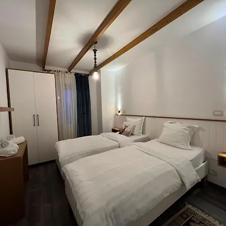 Chestnut Hill 3*